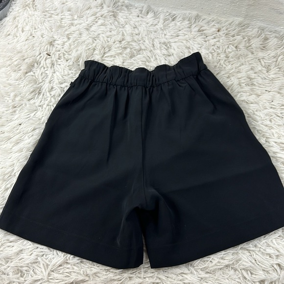 Lululemon Noir Short 5.5" Black - Picture 3 of 4